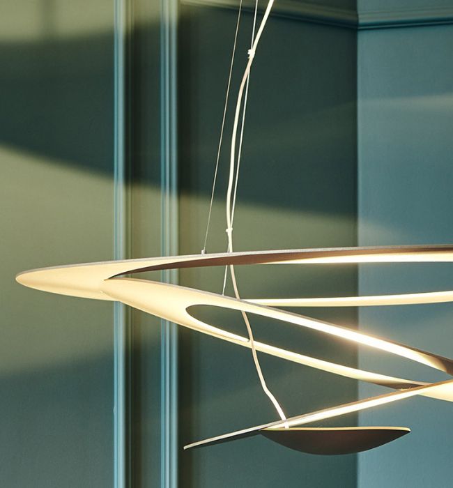 Lampade a sospensione moderne sopra tavolo da pranzo in soggiorno contemporaneo